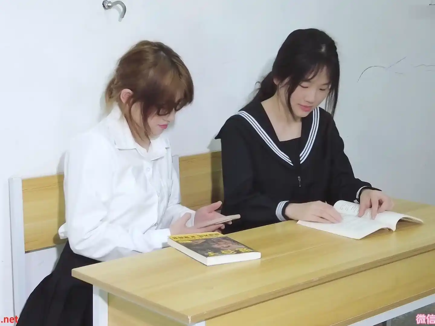 樱束 《叛逆期的女学生们》自习课偷玩手机被抓个正着！让两人相互挠脚心惩罚！-TK剧场